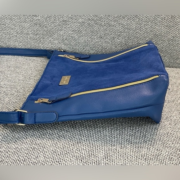 Navy Blue Shoulder Bag with Structured Design and Gold Accents - Picture 15 of 16